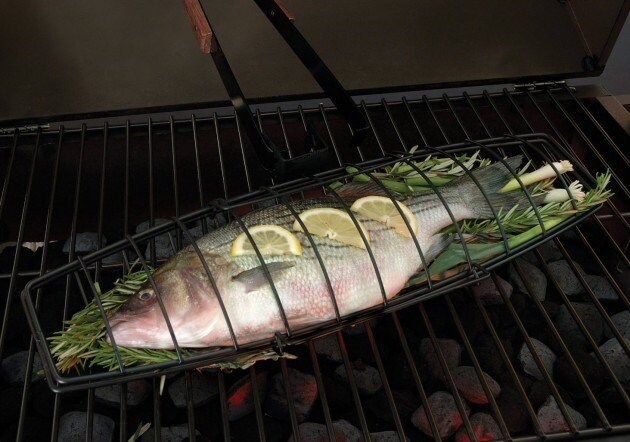 La griglia porta-pesce da usare sulla brace
