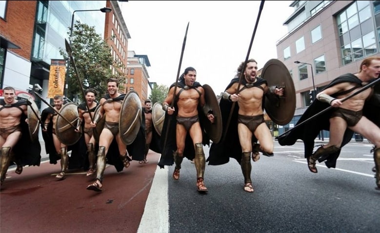 Come in un viaggio nel tempo, si sono catapultati dall'antica Grecia nella Londra del XXI secolo.