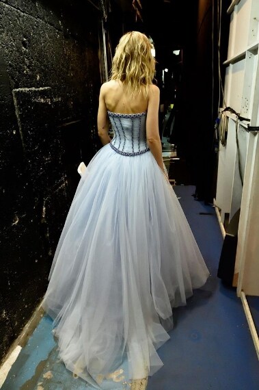 Abito ampio con corsetto di tulle drappeggiato e ricami di strass incastonati che decorano le stecche valorizzando l'effetto corsage e vaporosa gonna di tulle