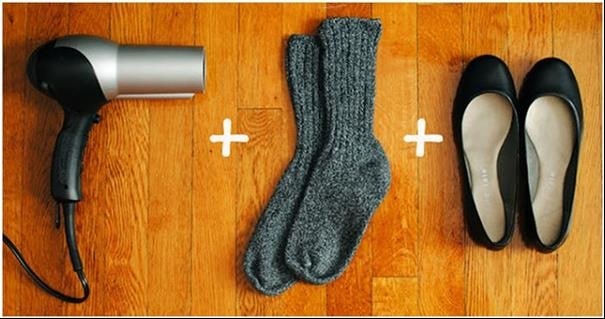 Indossate un paio di calzini di spugna, poi indossate le scarpe e passate per qualche minuti l'asciugacapelli.