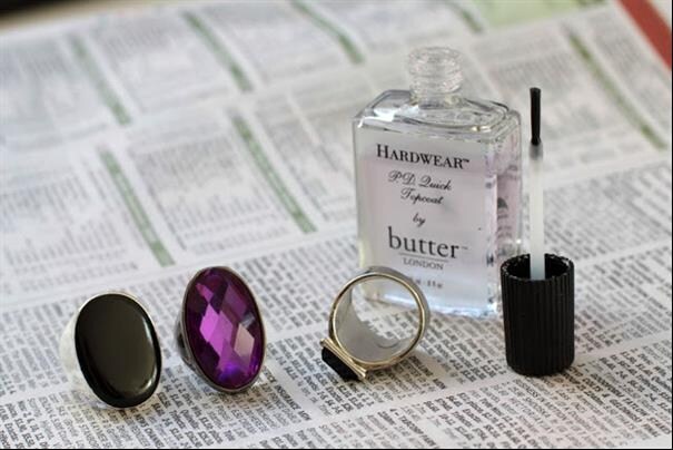 Passando all'interno dell'anello dello smalto trasparente, le vostre dita non si macchieranno più.