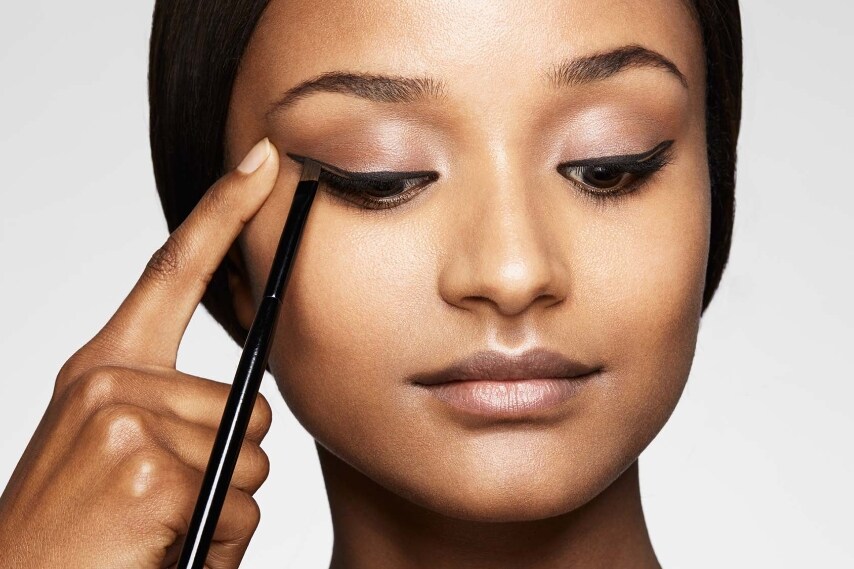 Sul sito del colosso svedese puoi imparare ad applicare l'eye liner in modo impeccabile