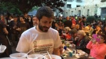 Parlamentari del Movimento 5 Stelle diventano camerieri e pizzaioli