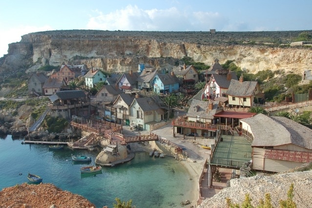 Il Popeye Village sorge a Malta dove fu allestito il set cinematografico per la produzione del film Popeye-Braccio di Ferro, interpretato da Robin Williams, oggi diventato un parco a tema per famiglie.
