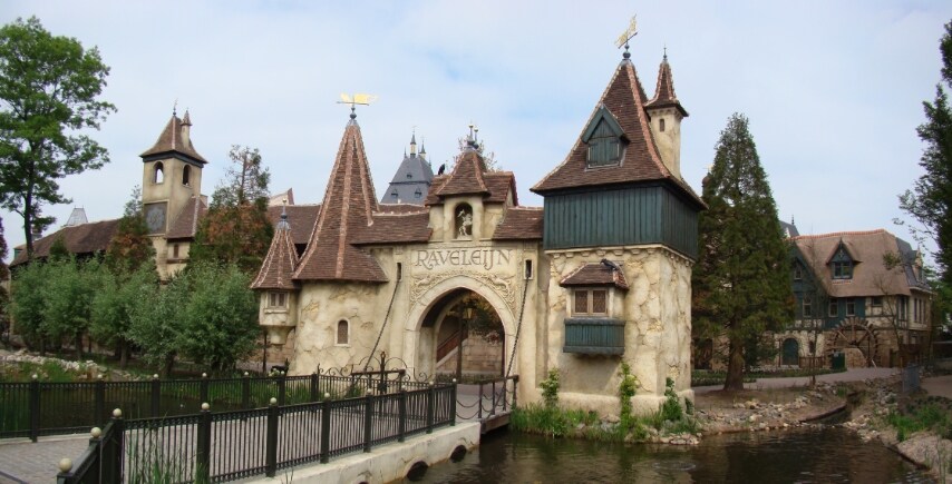 Aperto nel 1952, questo parco a tema è dedicato ai personaggi delle fiabe dei fratelli Grimm. È uno dei parchi a tema più antichi al mondo, al punto che si dice abbia ispirato Disneyland.