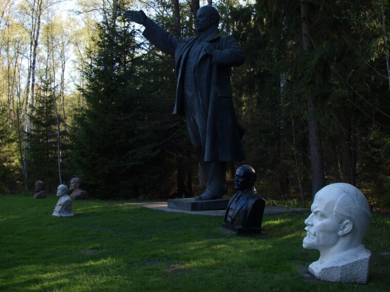 Pensato per preservare il ricordo del periodo sovietico, il Grutas Park è un giardino popolato da 86 statue di pietra che rappresentano i personaggi dell’epoca sovietica per questo chiamato anche “il mondo di Stalin”.