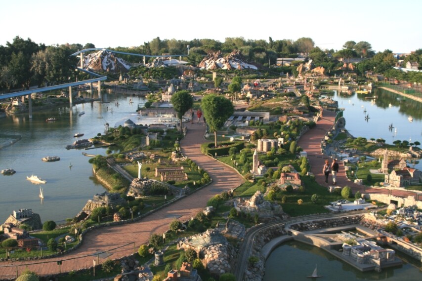 Anche l'Italia è sede di uno dei parchi a tema più particolari del mondo: si chiama Leolandia, vicino a Milano, ed è noto per la sua ricostruzione in miniatura dell’Italia con 160 riproduzioni dei più famosi monumenti italiani. Negli ultimi due anni, per attirare anche i più piccini, alle vecchie attrazioni è stato annesso anche “il mondo di Peppa Pig”.