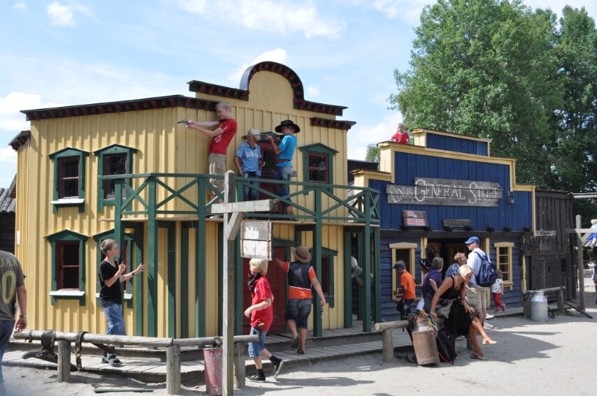 La principale attrazione però sono gli spettacoli dal vivo con tanto di sparatorie, esplosioni e lancio di porticati in legno tra le persone.