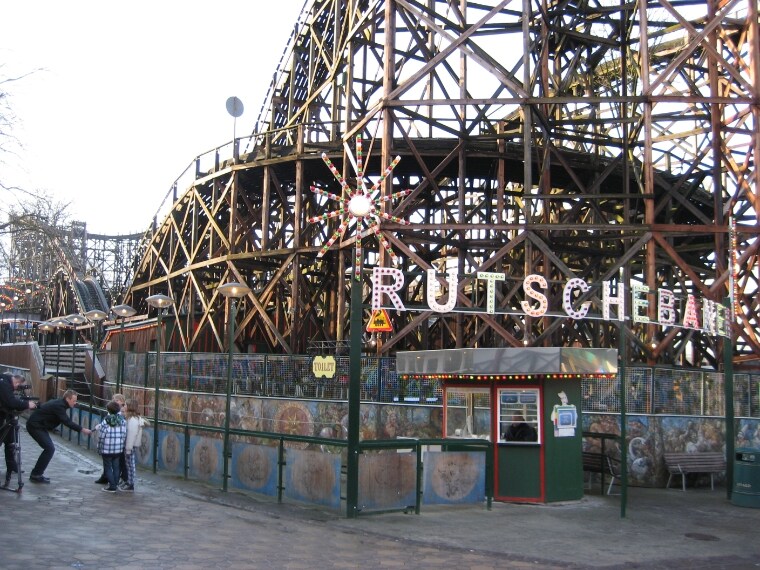 Costruito nel 1583, è il più antico parco divertimenti del mondo, con attrazioni di legno che non hanno nulla a che vedere con le moderne giostre.