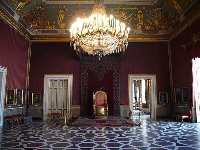http://pt.wikipedia.org/wiki/Ficheiro:Napoli_Palazzo_reale_-_sala_del_trono_1040734.JPG