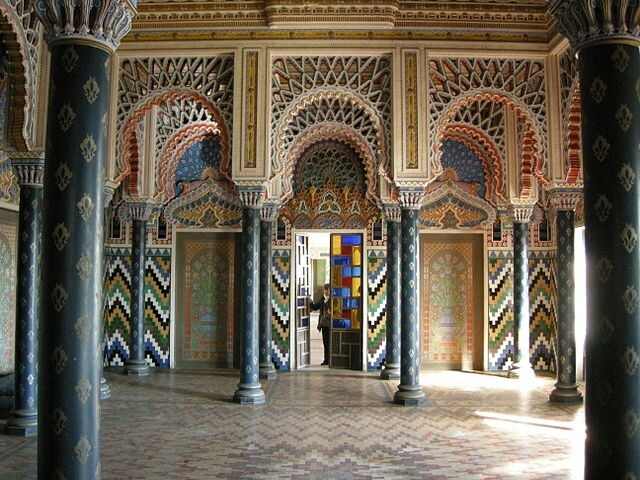 http://commons.wikimedia.org/wiki/File:Sammezzano,_sala_dei_gigli_02.JPG