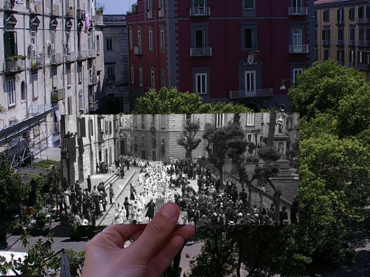 La piazza, oggi una delle più frequentate della città, anche in passato era il centro della vita intellettuale e "mondana". Raccoglieva gli studenti e i frequentatori delle accademie d'arte e del conservatorio, e non è un caso che essa sia posta al centro, fra San Sebastiano, la "strada della musica", santa Maria di Costantinopoli, la "strada d'arte", e Port'Alba, la "strada della letteratura".