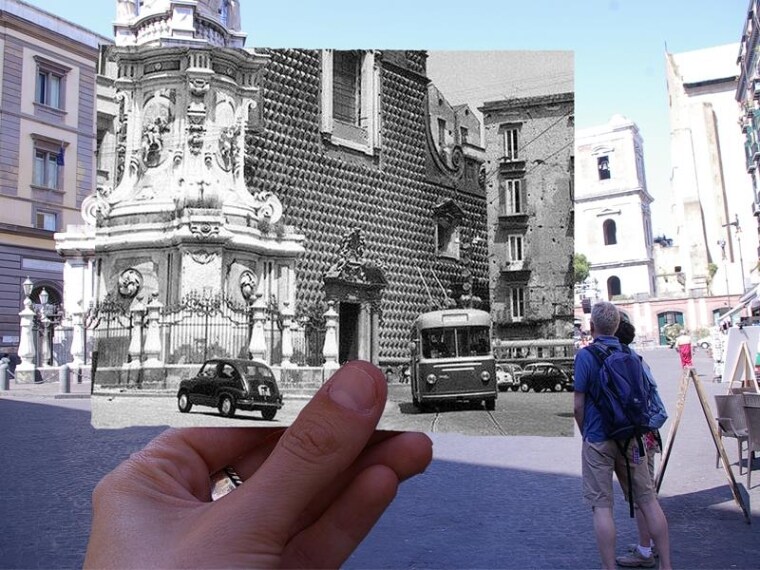 Piazza del Gesù è da sempre un altro simbolo importante della città. Sulla chiesa del Gesù è affissa la targa dell'UNESCO con la motivazione per cui Napoli è considerata patrimonio dell'umanità: "Il tessuto urbano contemporaneo conserva gli elementi della sua storia ricca di avvenimenti [..] un valore universale senza uguali, che ha esercitato una profonda influenza su gran parte dell'Europa"
