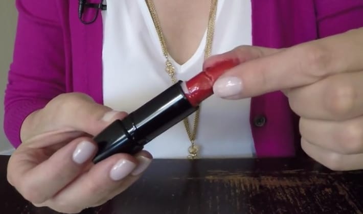 Modellate con le dita il cilindro di rossetto, in corrispondenza della giuntura dei pezzi, per conferirgli uniformità e compattezza.