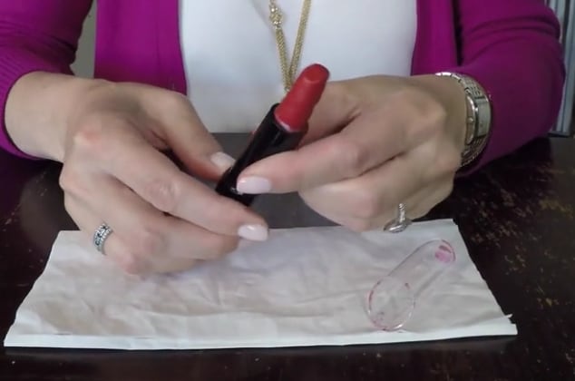 Dopo aver lasciato il vostro rossetto in freezer per circa 15 minuti, eccolo come nuovo.