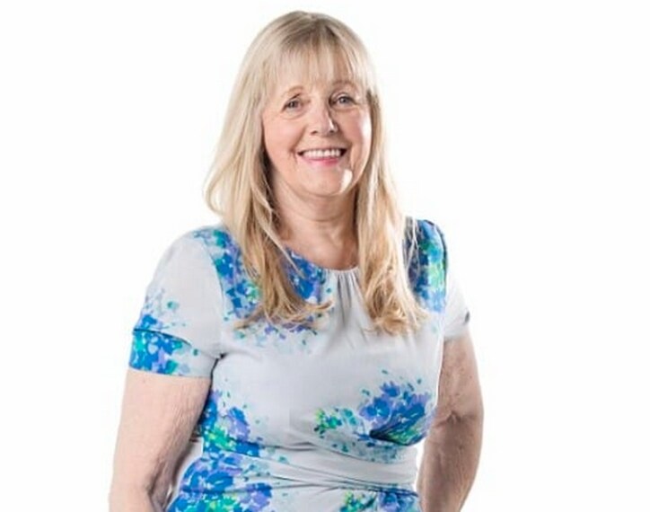 È triste che molte donne si lascino inghiottire dai modelli di bellezza imperanti prima di raggiungere la mezza età, dovrebbero avere più fiducia in se stesse e non temere il tempo.