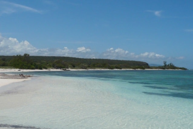 in Giamaica nel 2008 dove la spiaggia di Coral Springs, nella zona di Trelawny, un tempo costituita da circa 400 metri di sabbia bianca, improvvisamente si è vista diminuire il suo litorale. Sembra impossibile ma è accaduto realmente, la polizia non ha mai trovato un colpevole ma si crede che la sabbia (che avrebbe riempito circa 500 camion) sia stata utilizzata come materiale da costruzioni.
