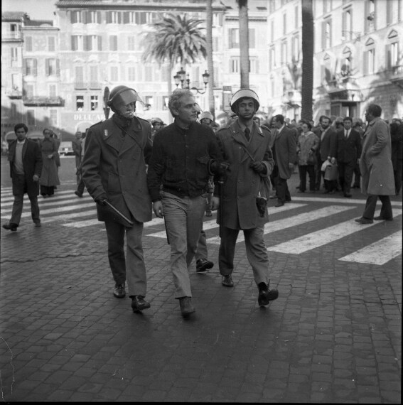 L'arresto di Gian Maria Volontè durante una manifestazione, 1968