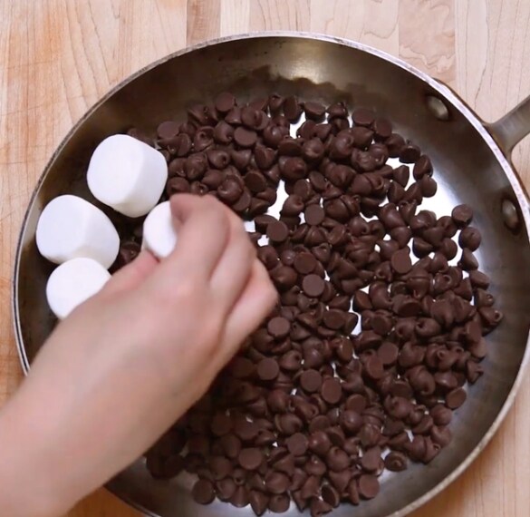 Poi posiziona, sopra le gocce, dei marshmallow in posizione verticale.