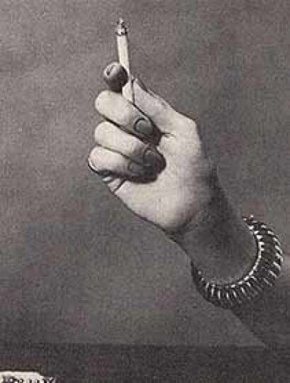 Concentrato sulla punta della sigaretta