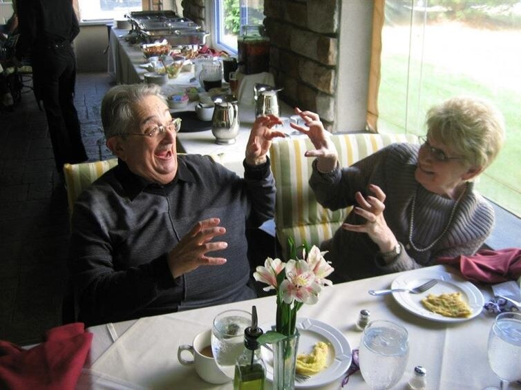 Dopo 60 anni di matrimonio neanche questa coppia ha perso il senso dell'umorismo. (Foto Reddit)