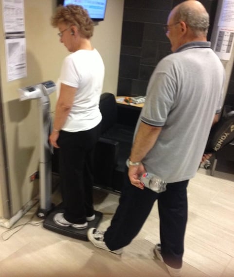 Per circa una decina di minuti, questa donna non si accorge di cosa fa quel burlone di suo marito (Foto Reddit)