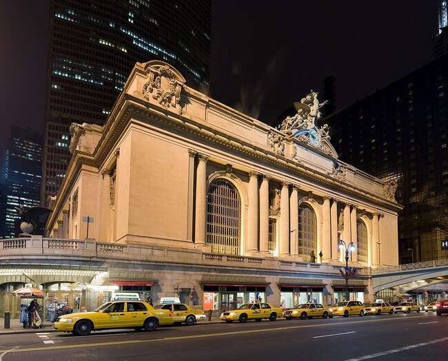 La Stazione Centrale di New York è un altro luogo ad alta densità di segreti: nei suoi sotterranei si nasconde una centrale elettrica della Seconda Guerra Mondiale; un appartamento segreto, l'appartamento Campbell, è stato costruito da qualche parte nella stazione e viene usato ancora come abitazione ma da pochi "eletti".