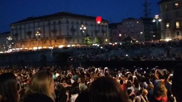 "1 lanterna - 20.000 smartphone... alla faccia della meditazione #lanottedellelanterne #milano"