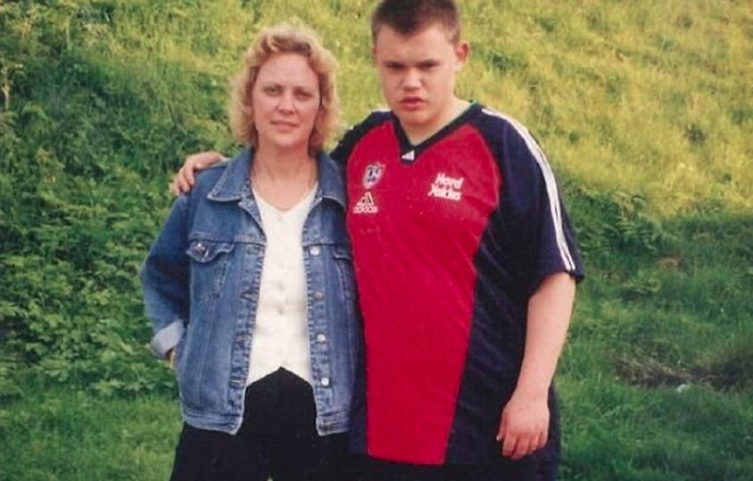 Qui con sua mamma, morta di cancro nel 2012. A seguito della sua morte, Carl già obeso duplicò il suo peso.