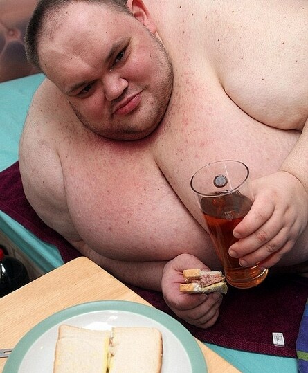 Birra e sandwich, il suo piatto preferito.