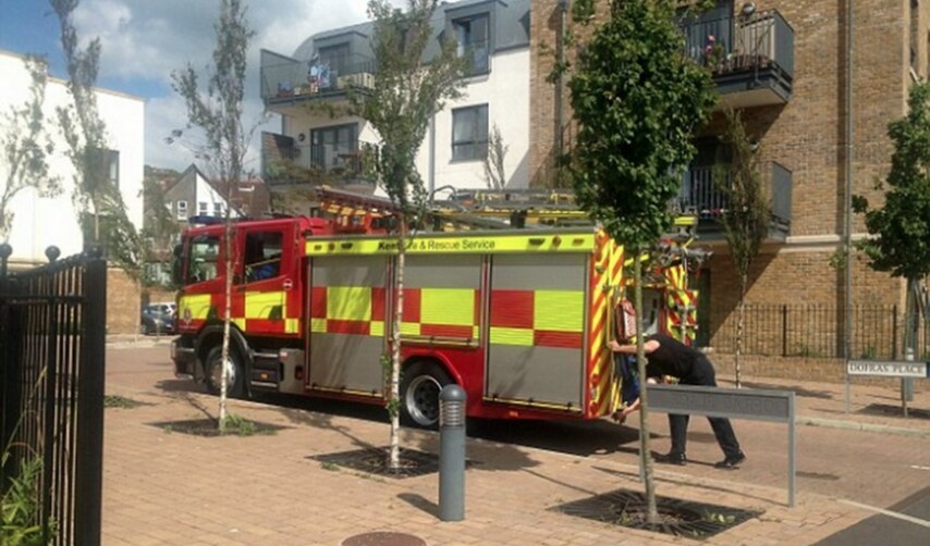 Per estrarlo dalla sua casa sono stati necessari 15 poliziotti, tre paramedici, nove vigili del fuoco, un camion dei pompieri ed un ascensore idraulico.