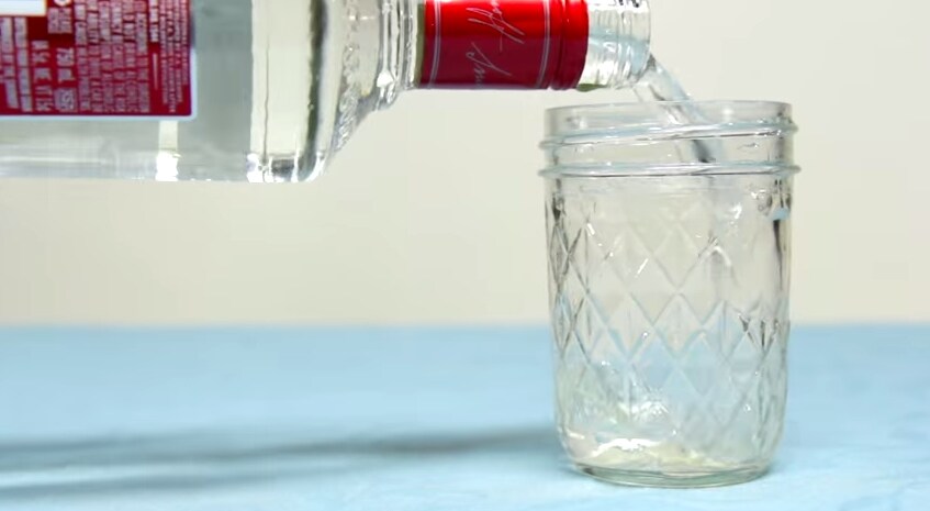 Versa la vodka in un bicchiere...