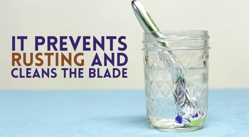 ... e immergi il tuo rasoio: la vodka previene la formazione di ruggine sulla lama e la pulisce per bene.