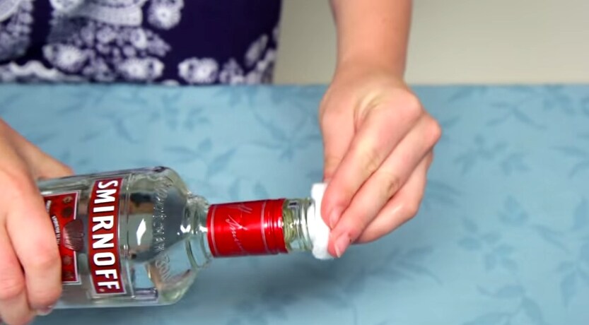 Versa la vodka su un batuffolo di cotone...