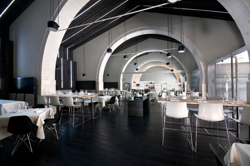 Il MAD (Magazzini Donnafugata ) si trova nei locali degli ex magazzini annessi al palazzo Donnafugata, nel centro storico di Ragusa Ibla, sito UNESCO, riconvertiti in ristorante bar dallo studio Architrend.