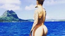 Bieber nudo a mare, la satira corre sul web