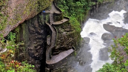 Gli scalini sospesi nel vuoto: uno dei posti più spettacolari al mondo