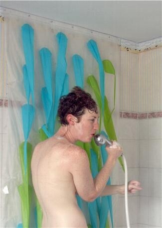 ...usare il braccio come microfono e indugiare...