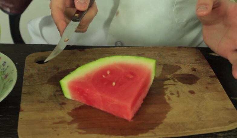 Taglia la fetta di anguria a forma di mezzaluna