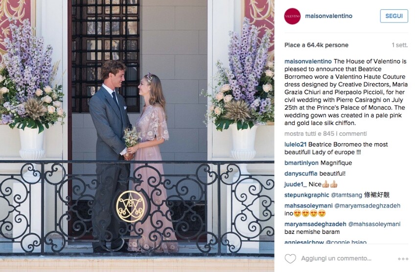 Beatrice Borromeo sceglie un abito rosa di Valentino, appositamente creato per l'occasione dai designer della Maison Maria Grazia Chiuri e Pierpaolo Piccioli