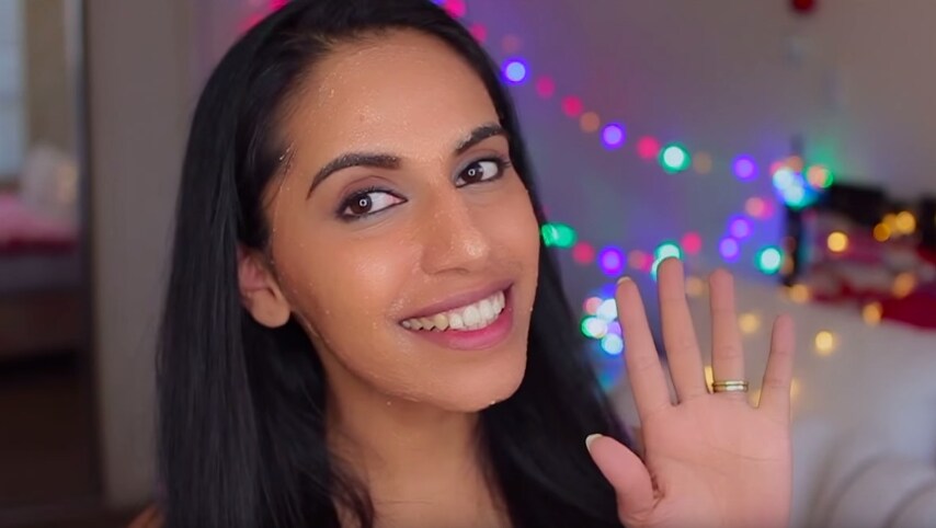 Applicare sulla pelle e massaggiare come scrub per 5 minuti e lasciare agire per altri 5.