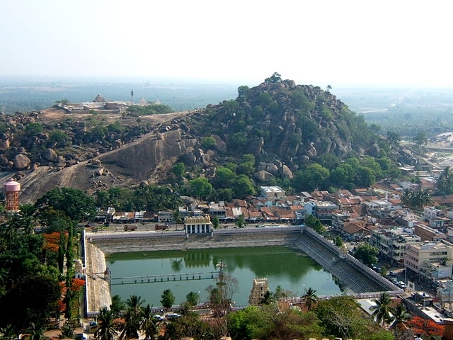 https://it.wikipedia.org/wiki/File:Shravanabelagola2007_-_05.jpg