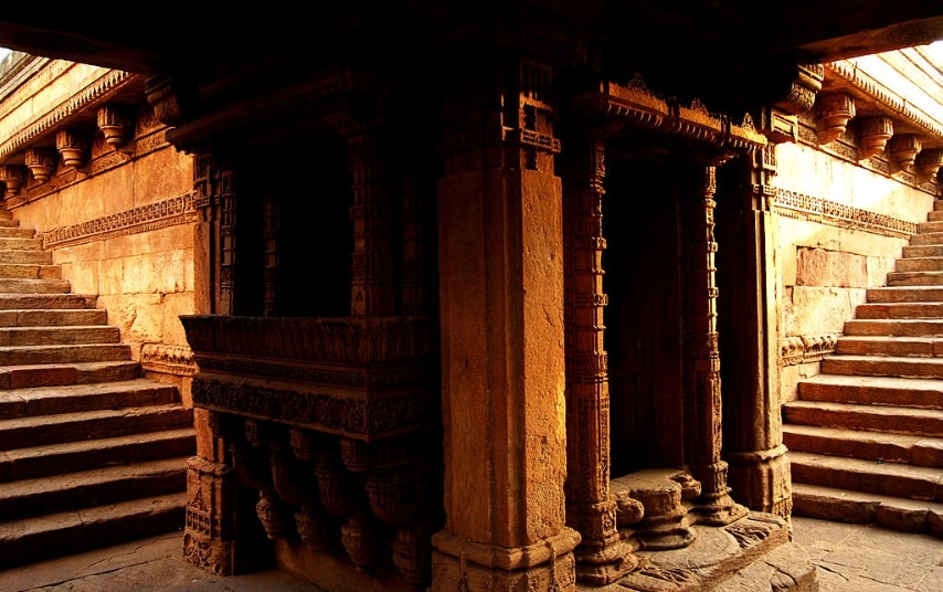 https://it.wikipedia.org/wiki/File:Rudabai_Stepwell.jpg