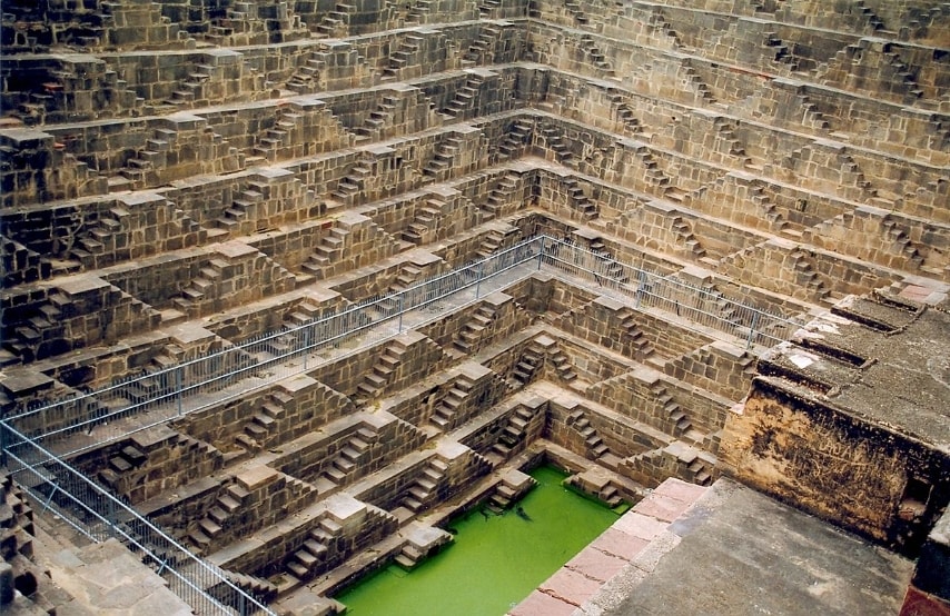 https://en.wikipedia.org/wiki/Stepwell#/media/File:ChandBaori.jpg