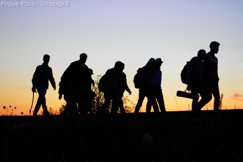 Migranti in cammino sui binari della vecchia ferrovia che collega Horgoš a Röszke