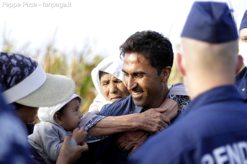 La polizia raduna i migranti giunti al campo di prima accoglienza per trasportarli al vicino campo profughi
