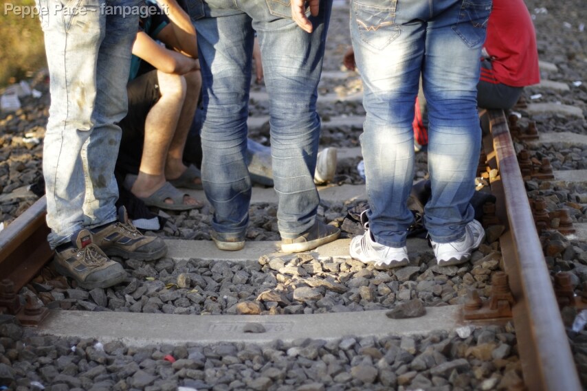 Migranti in cammino sui binari della vecchia ferrovia che collega Horgoš a Röszke