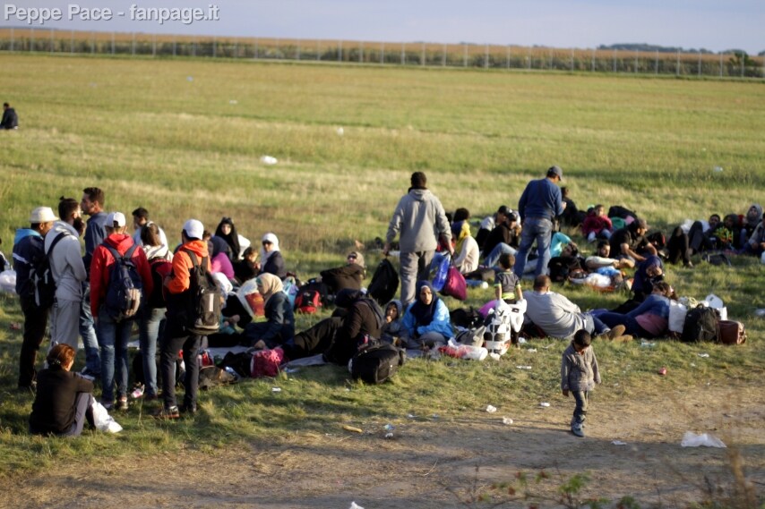 Un gruppo di profughi siriani ha appena superato la frontiera