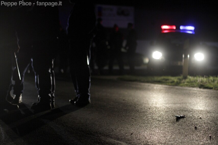 Migranti in fuga da Röszke marciano di notte sull'autostrada per Budapest. Saranno bloccati dalla polizia e ricondotti al campo profughi