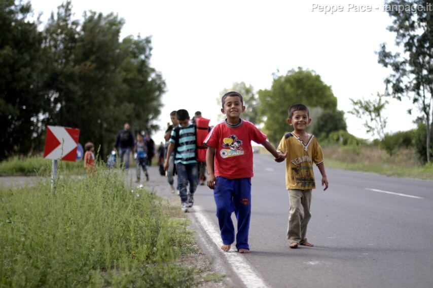 Migranti sfuggiti alla polizia di frontiera in marcia verso Budapest